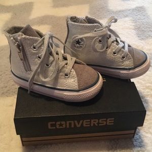 EEEEUC Converse high tops in silver. Size T4.